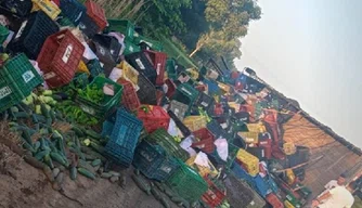 Carga de verduras espalhada na BR 343, em Altos, Piauí.