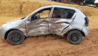 Veículo destruído após colisão na BR 135, em Bom Jesus-PI.