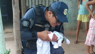 Agente da GCM salvando a vida de bebê engasgado, na zona Rural de Teresina.