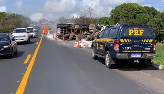 Acidente de caminhão que tombou na BR 343 em Altos-PI.