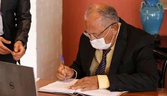 Dr. Pessoa assina termo de posse como prefeito de Teresina.