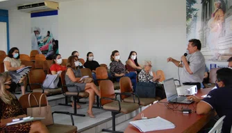 Gilberto Albuquerque em reunião com representantes dos hospitais de Teresina e membros do COE.