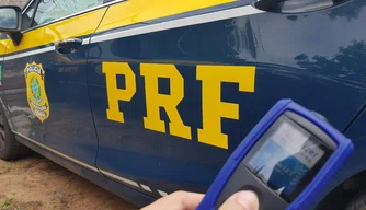 Teste de alcoolemia realizado pela PRF.