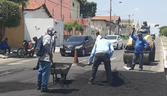 Operação tapa-buraco no cruzamento das avenidas Gil Martins e Celso Pinheiro.