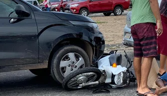 Mulher fica ferida após acidente entre carro e moto no Dirceu