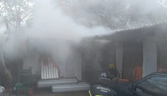Incêndio atinge depósito com móveis na zona Sudeste de Teresina