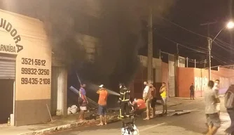 Incêndio de grandes proporções atinge lojas em Floriano