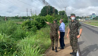 Prefeito Dr. Pessoa em visita aos terrenos doados pelo Exército.