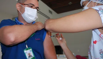 Profissionais da saúde de Teresina com mais de 40 anos são vacinados