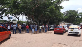 Motoristas de aplicativos fazem manifestação no Terminal de Petróleo de Teresina.
