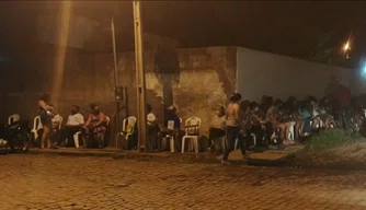 Moradores de Picos domem em fila para conseguir vacina.