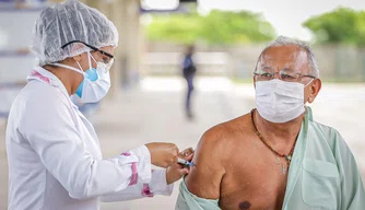 Dr. Pessoa é vacinado contra o coronavírus em Teresina