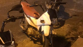 Polícia Militar recupera motocicleta roubada.