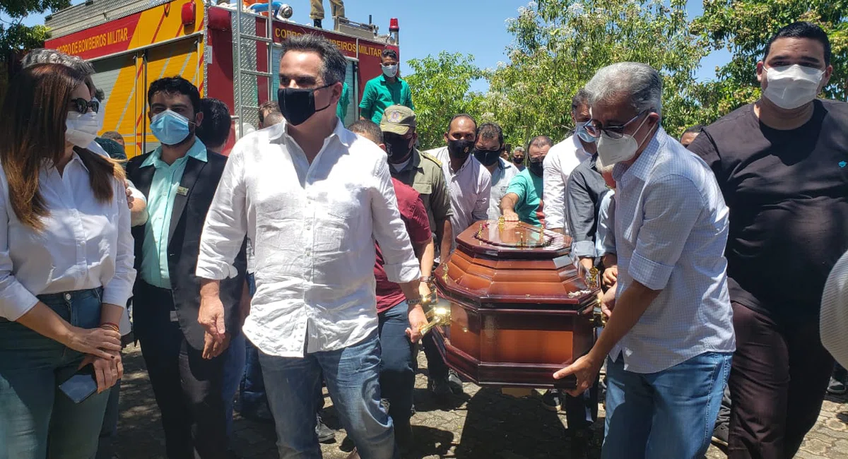 Ciro Nogueira ajuda a carregar o caixão do ex-prefeito Firmino Filho.