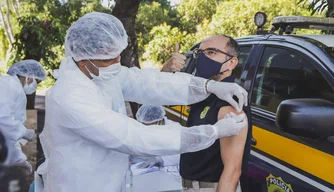 Policiais rodoviários federais começam a ser vacinados no Piauí.