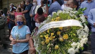 Servidores da Prefeitura de Teresina homenageiam Firmino com coroa de flores.