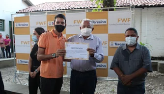 Dr. Pessoa entrega certificados dos workshops oferecidos pela FWF