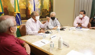 Dr. Pessoa e empresários durante reunião