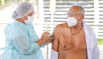 Dr. Pessoa recebe a 2ª dose da vacina contra Covid-19 em Teresina