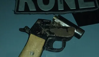 Arma de fogo calibre 38 de fabricação artesanal apreendida na ação policial.