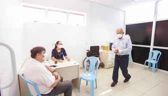 Prefeito Dr. Pessoa acompanha a vacinação contra a Covid-19 na capital