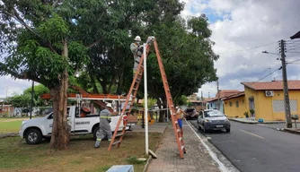 Equipe da Semduh finalizando modernização da iluminação pública no Parque Piauí.
