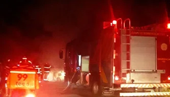 Carro fica destruído após pegar fogo