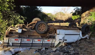 Homem morre após caminhão cair de ponte em Valença do Piauí