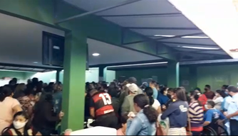 Vídeo mostra pessoas aglomeradas na Secretaria de Saúde de Picos.