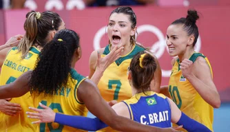 Seleção brasileira de vôlei feminino vence Comitê Olímpico Russo em Tóquio.