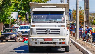 Mulher morre após ser atropelada por caminhão na zona Sul de Teresina.