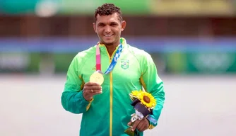 Isaquias Queiroz conquista medalha de ouro na canoagem de velocidade.