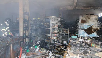 Incêndio atinge supermercado em Teresina