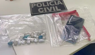 Drogas apreendidas com o suspeito.