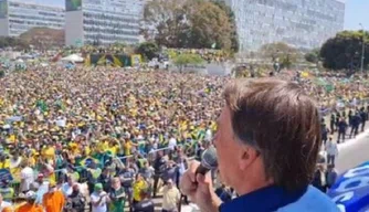 Bolsonaro discursa para apoiadores na Esplanada dos Ministérios