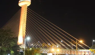 Ponte Estaiada recebe iluminação amarela
