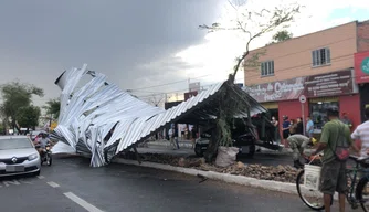 Telhado de metal cai em cima de carro na Avenida Principal do Dirceu.
