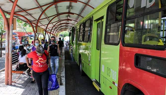 Ônibus coletivo parados durante protesto na Rua Areolino de Abreu