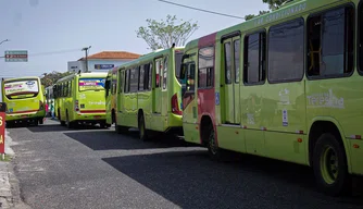 Ônibus coletivo parados durante protesto na Rua Areolino de Abreu.