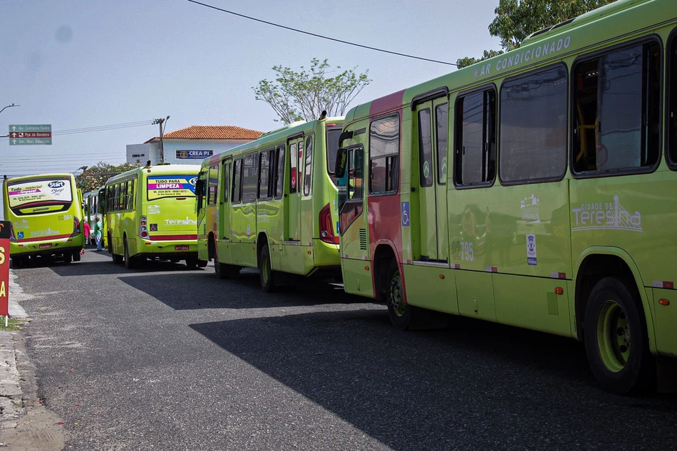 Ônibus coletivo parados durante protesto na Rua Areolino de Abreu.