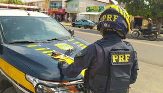 Polícia Rodoviária Federal em abordagem de fiscalização.