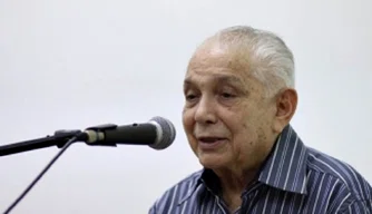 Escritor e professor Paulo Neves.