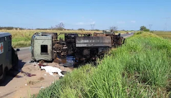 Caminhão militar tombado na BR 135, em Bacabeira-MA.