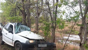 Carro que colidiu com uma árvore no Monte Alegre do Piauí-PI.