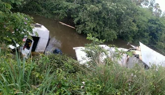 Caminhão cai dentro de riacho após acidente me Campo Maior.