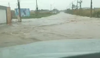 Chuva forte deixa ruas e avenidas alagadas em Teresina.