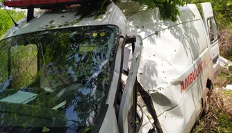 Ambulância após colisão na BR 135 em Gilbués.