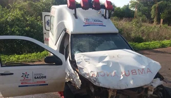 Ambulância após colisão na PI-140.