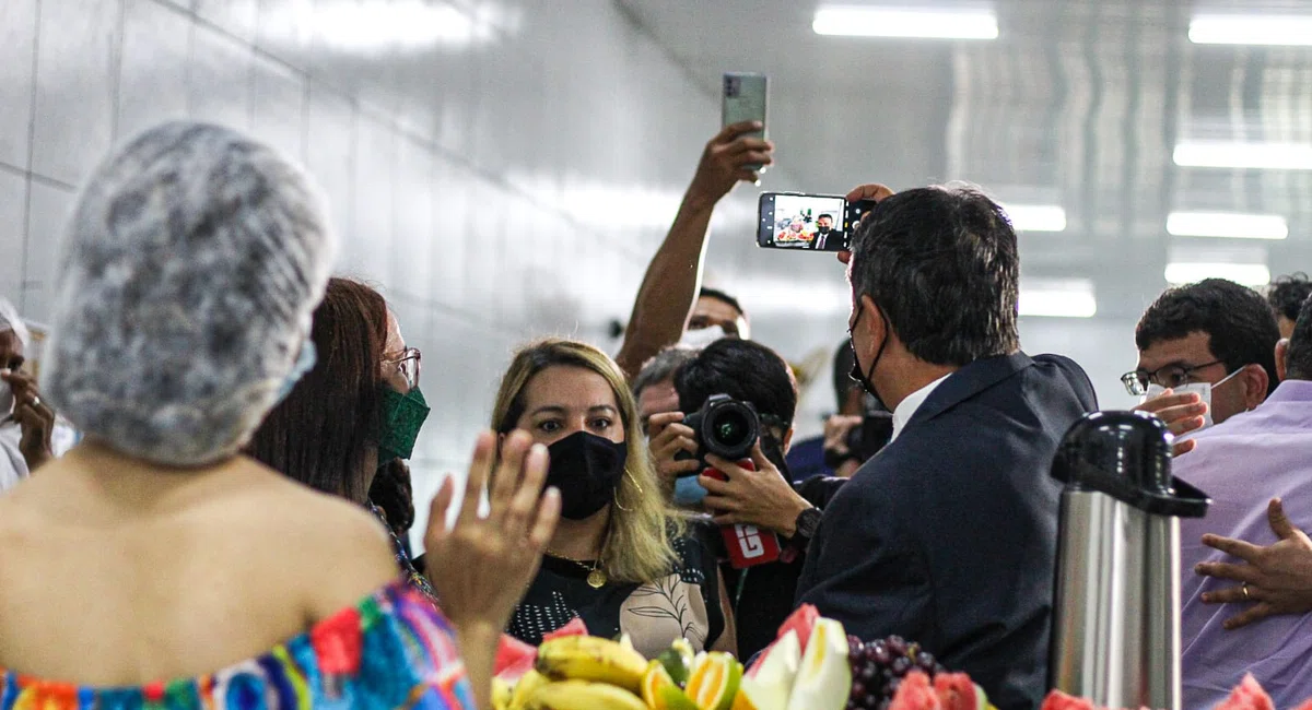 Governador Wellington Dias Tirando foto com funcionários da escola