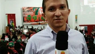 Jornalista Paes Landim morre após sofrer parada cardíaca.